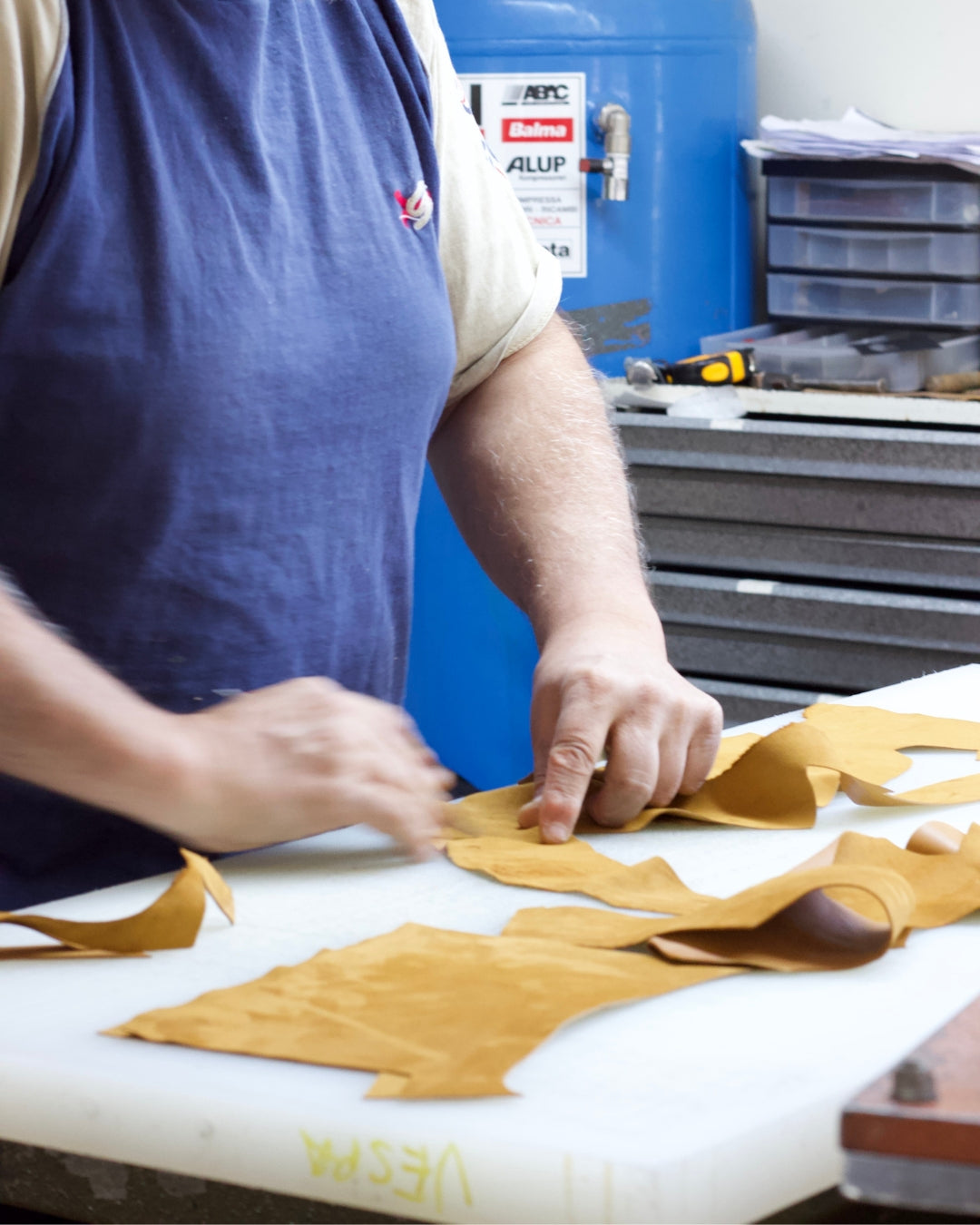 Leonida Small Cognac - lavorazione
